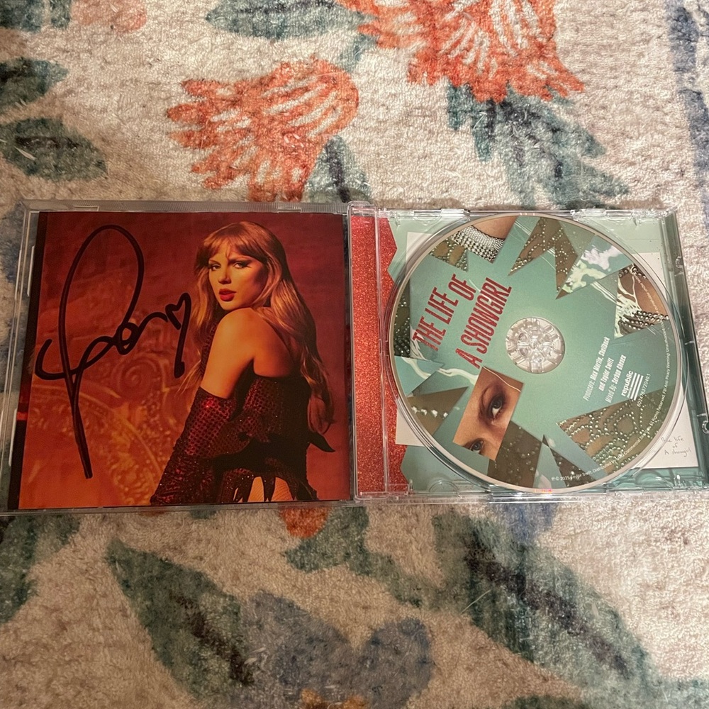 Signed Taylor Swift The Life of a Showgirl CD Picture 3